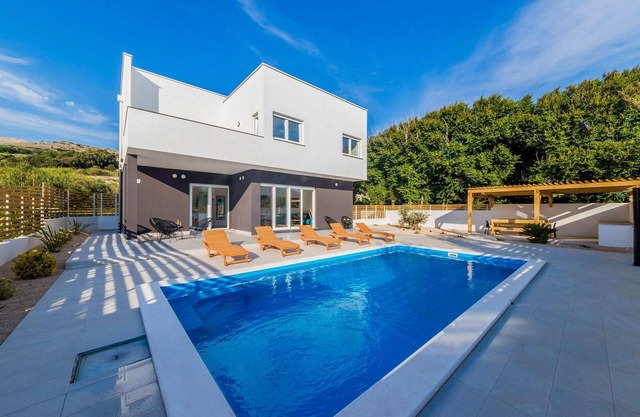 Beautiful home in Pag with WiFi
