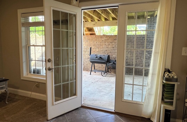 BEAUTIFUL HOME LOCATED IN QUITE AREA NEAR GOLF COURSE!