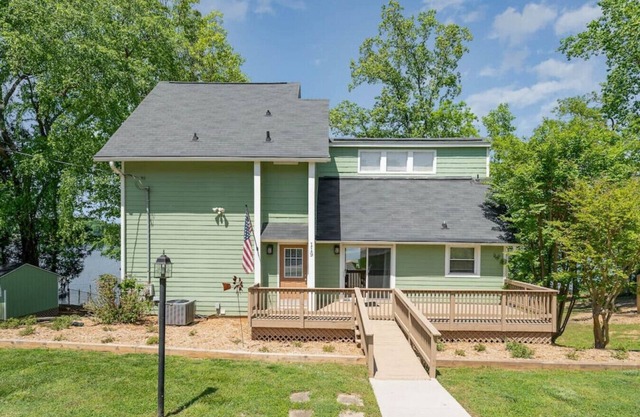 Beautiful home on Lake Noman