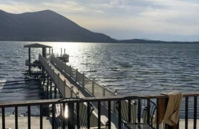 Beautiful home with spectacular lake and mountain views!