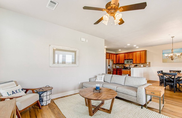 Beautiful home with shared hot tub, private washer and dryer, WiFi, & central AC