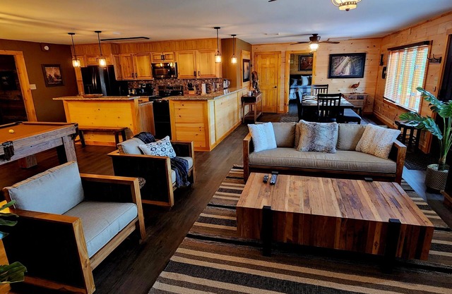 Beautiful Home with Lake Views 4/2 - Resort Access for Fee