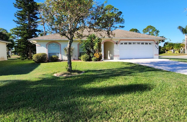 Beautiful House overlooking Golf Course 10 min beach