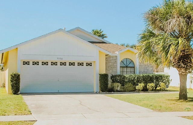 Beautiful house at Disney's DOORSTEP! Only 4 miles away!