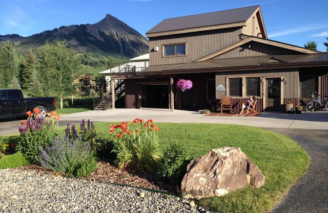 Beautiful House Steps to the resort! Dog Friendly!