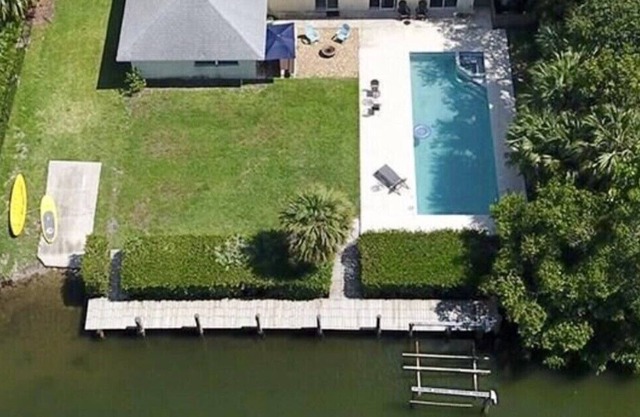 Beautiful House with Boat Dock and Boat Ramp. Walk to the Beach and restaurants