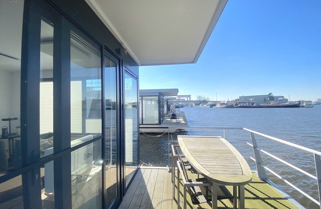 Beautiful houseboat 6 kilometres from the beach