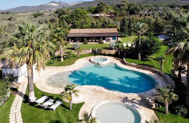 Beautiful private villa with hot tub, private pool, WIFI, A/C, TV, patio and pets allowed