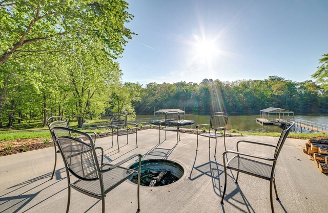 Beautiful Kentucky Lake Getaway w/Dock & Deck!