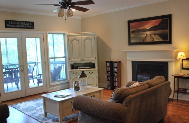 Beautiful Lake House With Pontoon Boat Available!