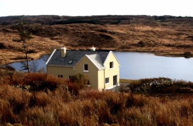 Beautiful lake side cottage in the heart of Connemara