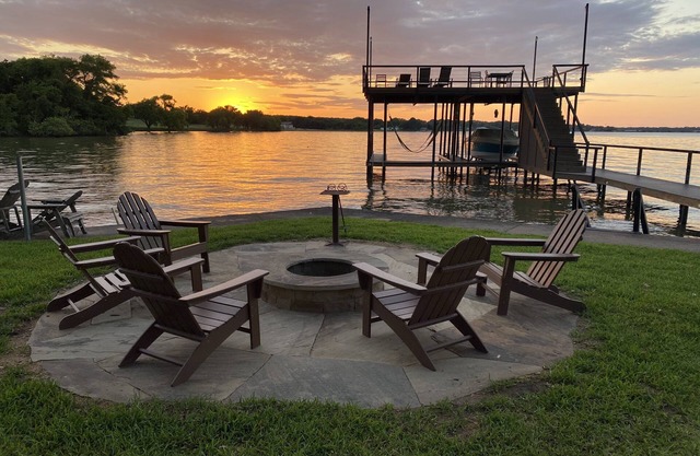 Beautiful Lakefront 4 BR/5 BA Hideaway w/Huge Yard & Gorgeous View