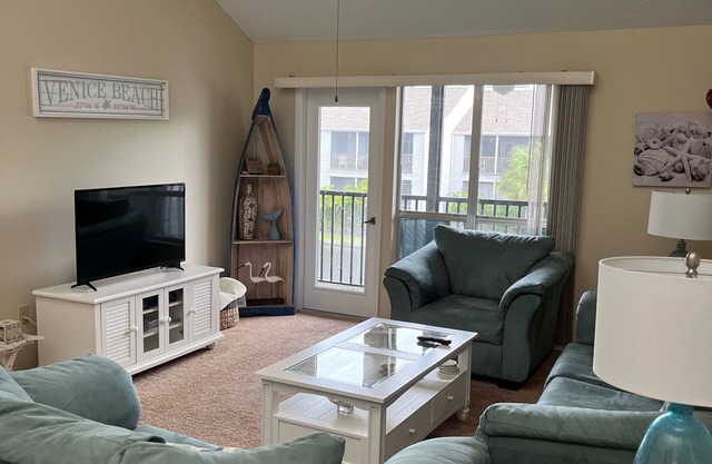 Beautiful Lakefront Condo W/Pool Near Beach