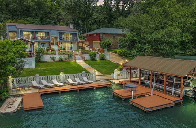 Beautiful Lakefront Home - The Great Escape