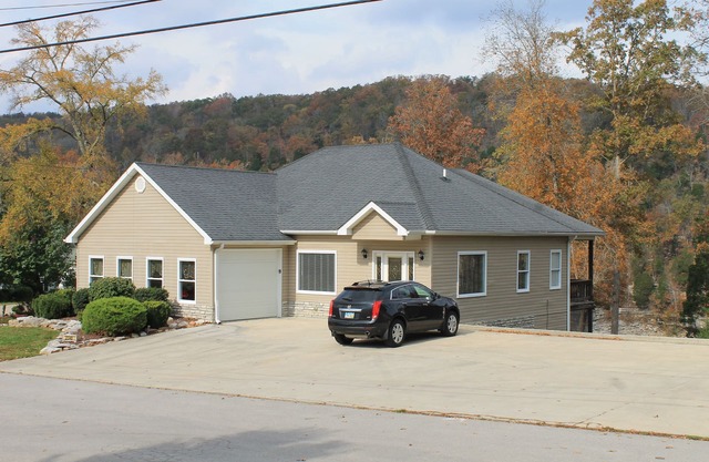 Beautiful Lakefront Home-Walk to Ramp and Pool