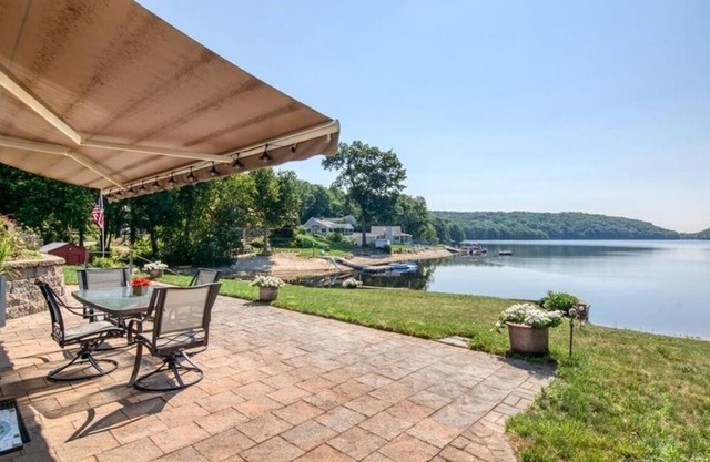 Beautiful lakefront retreat just 15 mins to casino