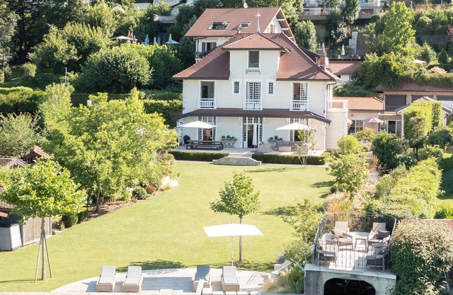 Beautiful lakeside home with a private pontoon. Perfect place to unwind.