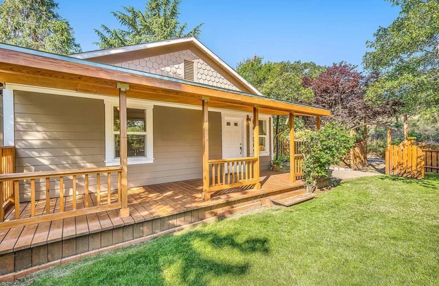 Beautiful Land with creek and woods, sweet home gardens, 1 M to Ashland hospital