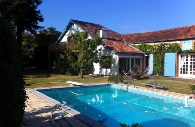 Beautiful Landaise Farmhouse, large gardens with pool