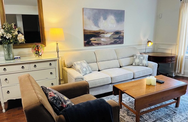 Beautiful Large 2000SF Three Bdrm Apt Roncesvalles/High Park
