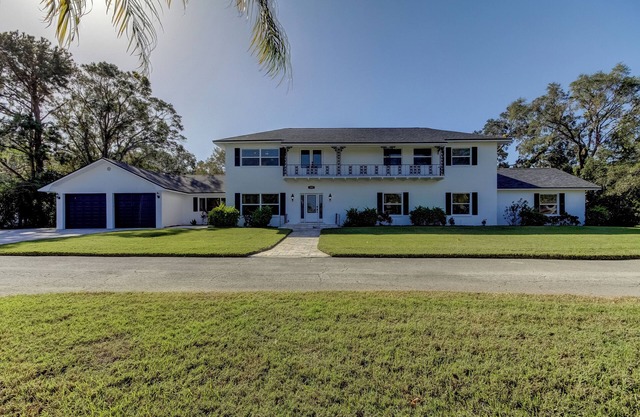 Beautiful Large 5 Bedroom home! FREE Golf Cart! Close to Downtown! Video Games!