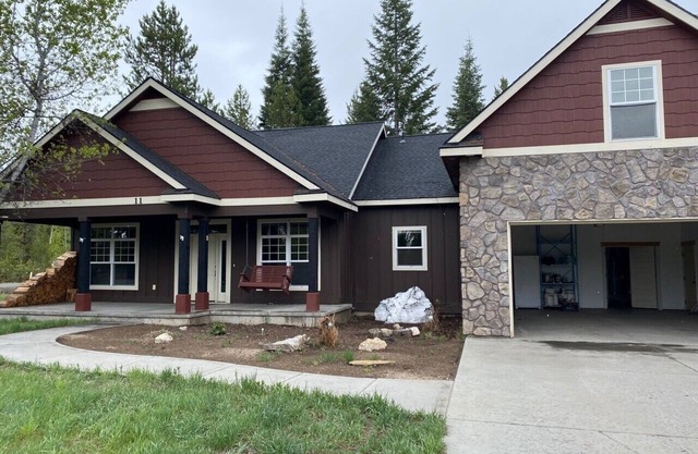 Beautiful Large Cabin Home 5 minutes from lake, beach. 10 minutes to Tamarak ski