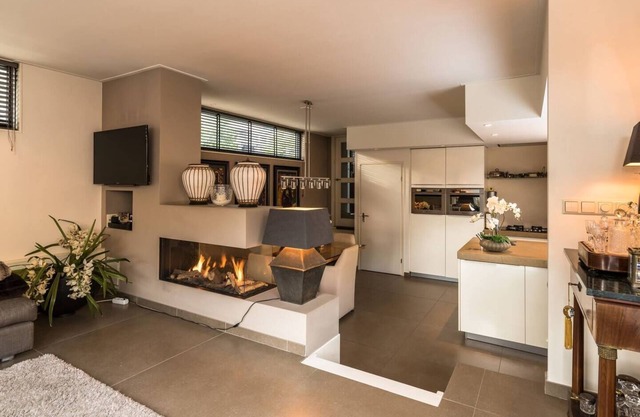 Beautiful large houseboat-apartment at the canal district in the hearth of Amsterdam.