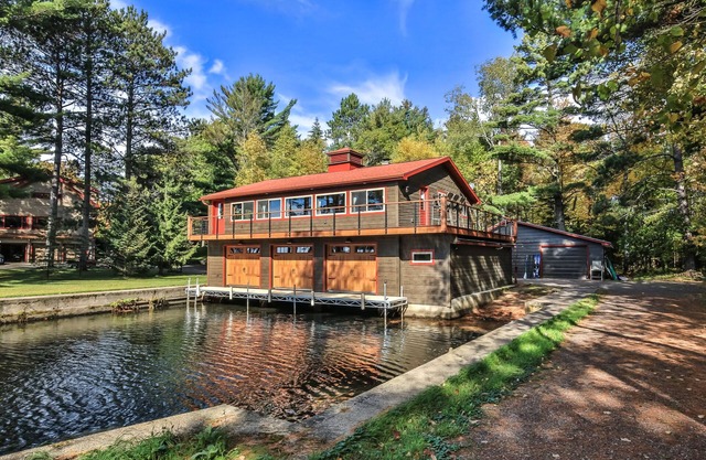 Beautiful location on Little Star Lake and the 10 lake Manitowish Chain