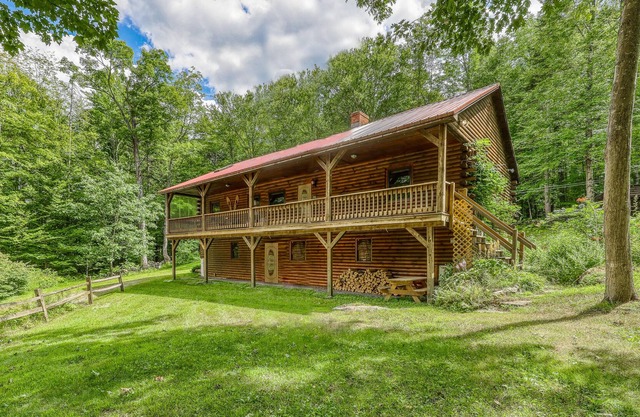 Beautiful log cabin w/covered porch, fire pit, secluded - close to Stratton Mtn!