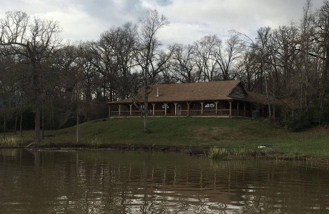 Beautiful Log Home on Lake Limestone. With a full house Back-up Generator.