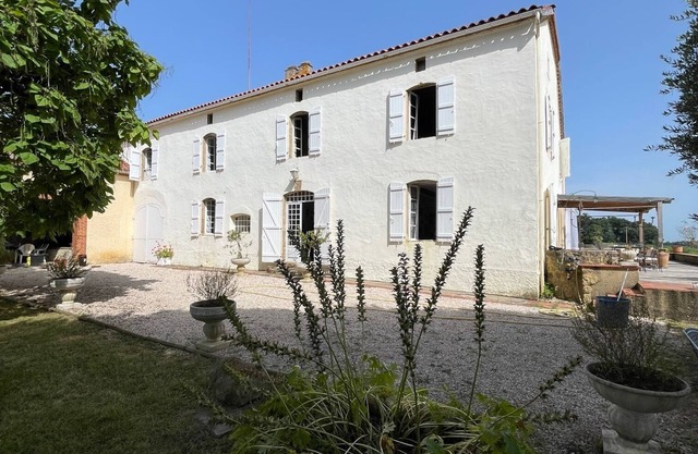 Beautiful manor house with swimming pool and vineyard views