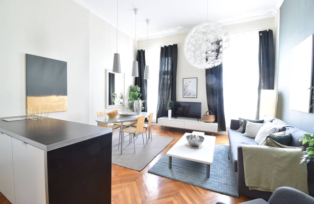 Beautiful Market Flat