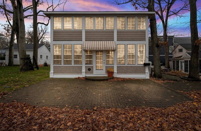Beautiful, modern cottage with lake views inside Lakeside!