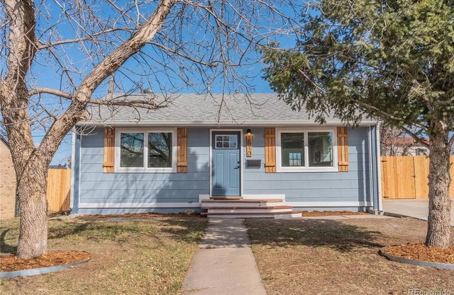 Beautiful, Modern, Quiet, Comfy & Private with a Big Back Yard - 30+ day stays