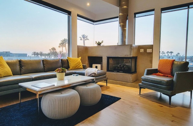 Beautiful Modern Home a Block from the Beach