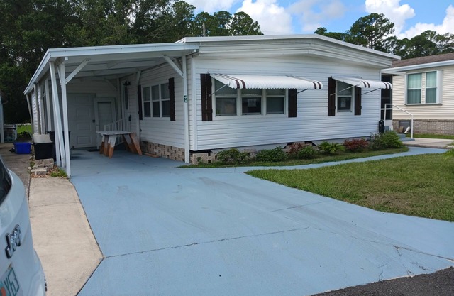 Beautiful modular home in scenic river complex.