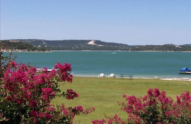 Beautiful Montina Beach on Lake Travis - Walk to the Water!