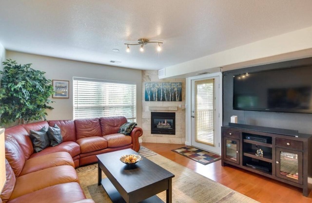 Beautiful Mountain Condo 10 Minutes from Beaver Creek, BBQ