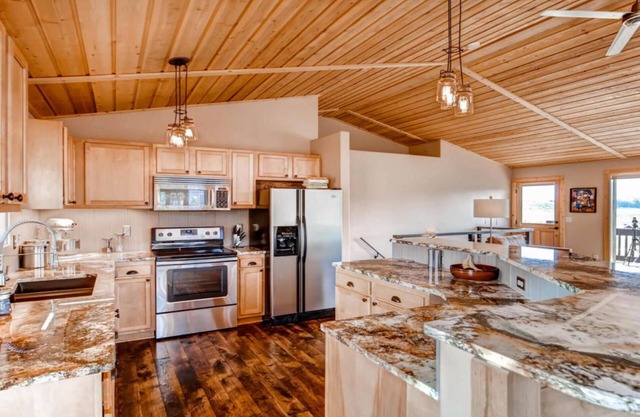 Beautiful Mountain Modern Home With Views, Hot Tub, & Convenient Location!