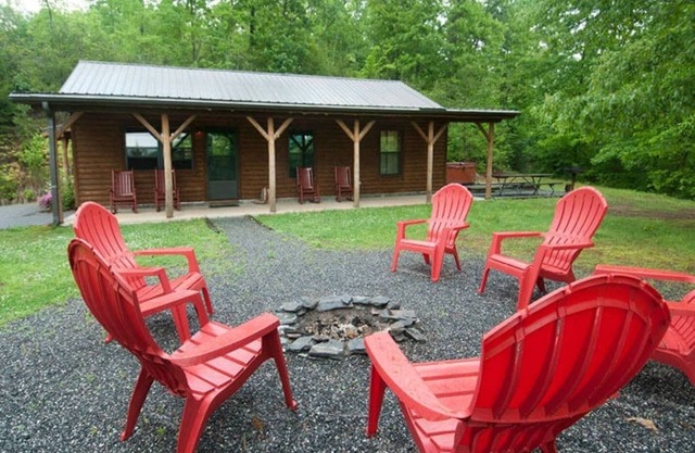 Beautiful Mountain Views with Outdoor Hot Tub & Indoor Whirl Pool!