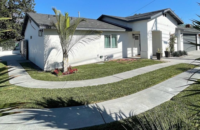 Beautiful Neighborhood close to Resturants, Theme Parks & OC in the City of LA.