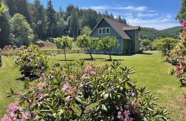Beautiful New Home Short Drive to Bandon Beach and the Coquille River!
