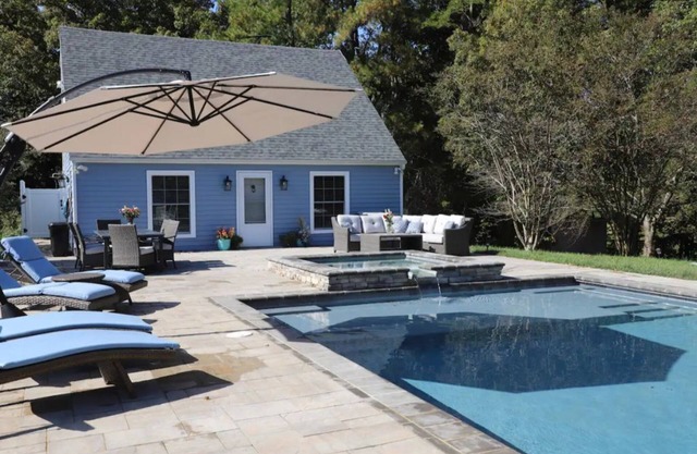 Beautiful Newly Renovated 2 BR cottage w/pooln