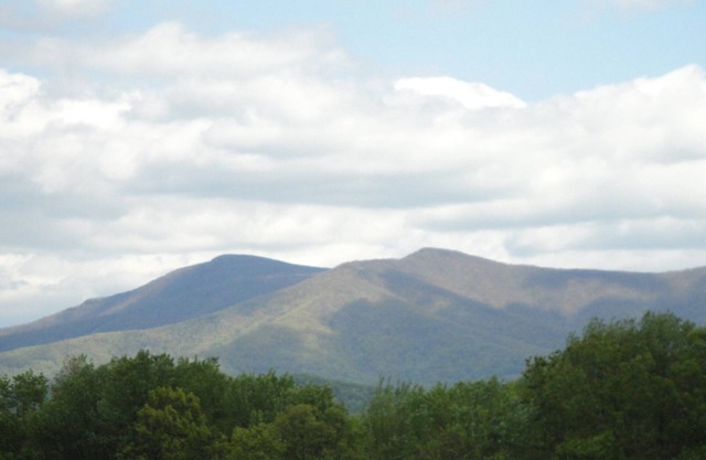 Beautiful Newly Renovated Farmhouse with Great Mountain Views