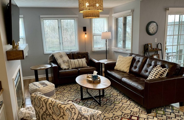 Beautiful, newly renovated condo steps from the pool and downtown entertainment!