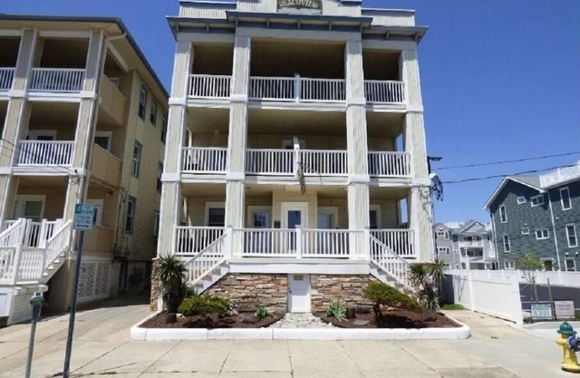 Beautiful Ocean Ave condo, just a block from the beach and boardwalk!
