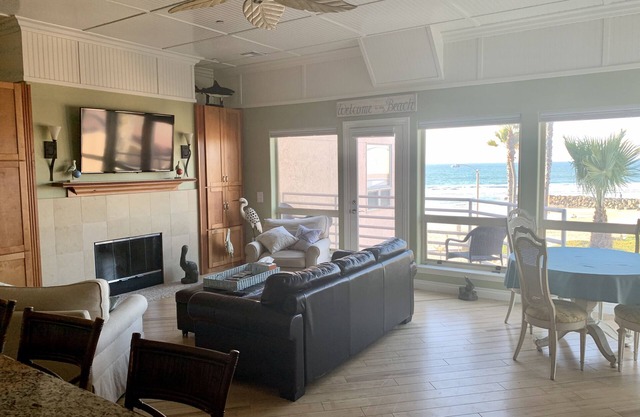 Beautiful ocean view condo on the beach w/communal pool & hot tub