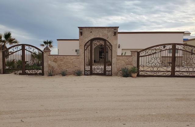 BEAUTIFUL Oceanfront. Huge Kitchen. Pet Friendly
