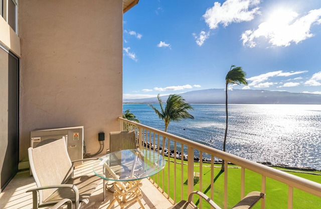 Beautiful Oceanfront Condo with Stunning Views in the Heart of Maui!