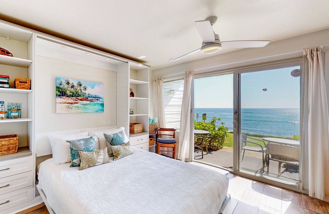 Beautiful oceanfront studio on the beach with outdoor pool & full kitchen